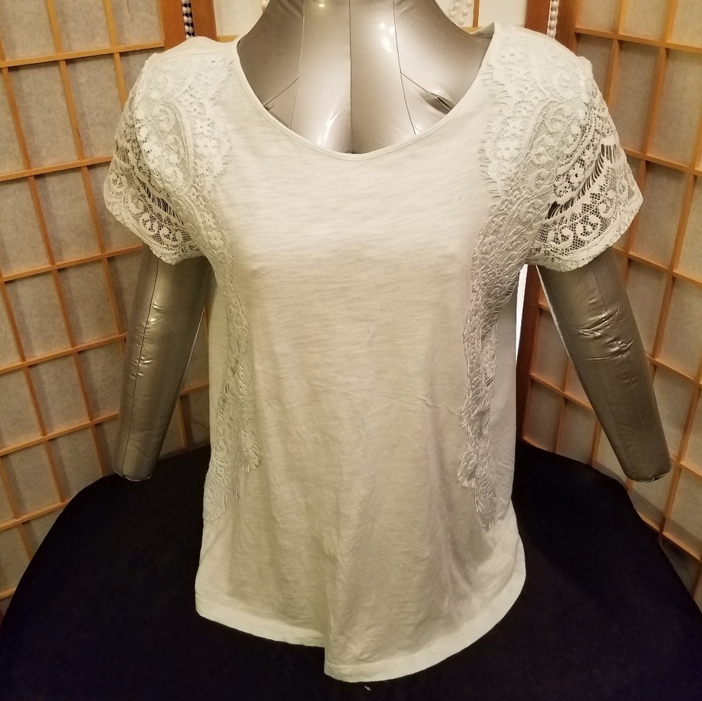 Short sleeve top.